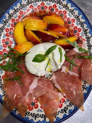BURRATA NECTARINA Y JAMON DE PARMA