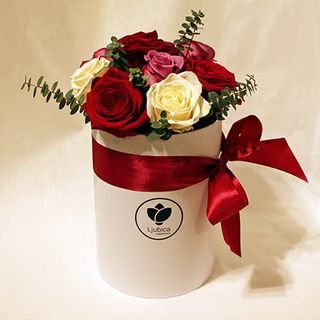 Tri boje ruža flowerbox. 9 ruža