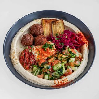 Húmus com Salada e Falafel
