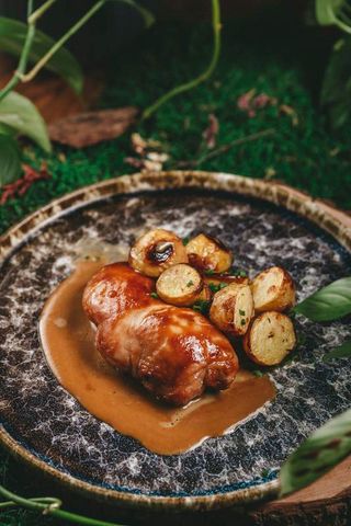 Рулет из цыпленка с молодым картофелем под луковым соусом