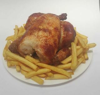 Pollo Asado Con Salsa Y Patatas Fritas