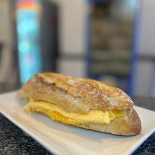 Bocata De Tortilla Francesa Rellena De Queso