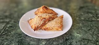 Trouglići susam sa piletinom 100g