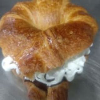Croissant Mamasita (1ud) Croissant Relleno de Chocolate Cubano y Nata Montada
