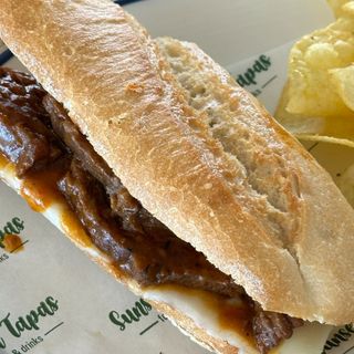 Bocadillo de carne mechada y queso