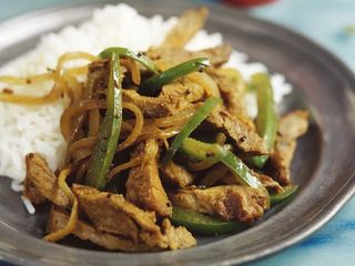 49 Пилешко със зелени чушки, кромид лук и къри