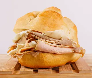 Panino porchetta e formaggio