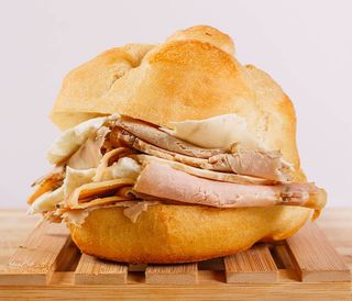 Panino porchetta e formaggio