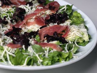 Салата с авокадо и прошуто (350г)