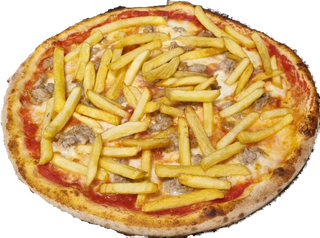Pizza rossa salsiccia e patatine