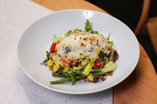 Теплий салат з телятиною та грибами (220г)