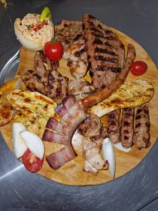 Roštilj 1 kg, urnebes, luk