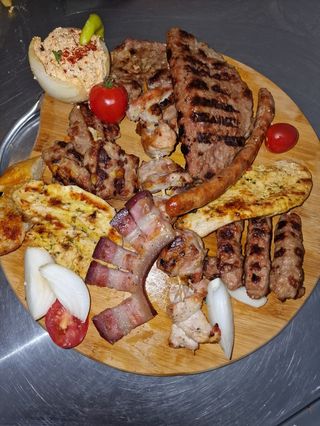 Roštilj 1 kg, urnebes, luk