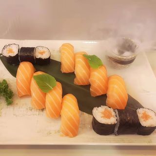 105. Sushi Solo Salmone 14 pezzi
