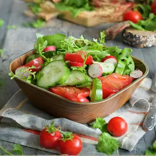 Зеленый салат со свежими овощами и фруктами