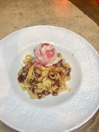 Špageti šumsko voće i  sladoled šusmko voće + SOK