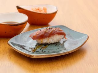 27.- Nigiri Atún Flameado (4 Pzs.)