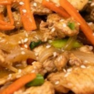 Cerdo Con Jengibre Y Cebolleta