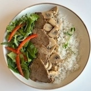 Телятина с грибами и рисом в сливочном соусе 