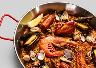 Paella mixta de mariscos y carnes para 3 personas