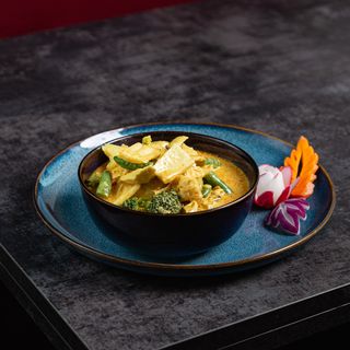 Chińska pikantna zupa curry z krewetkami