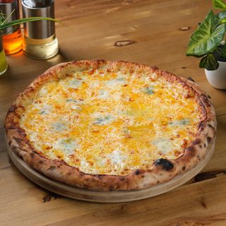 4 ყველის პიცა ნაღებით