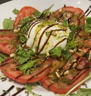 78.Ensalada de tomates del huerto, burrata  piñones y salsa al pesto casera