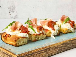 Focaccia con Pomodorini e Burrata