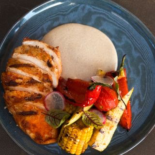 Курка з овочами і трюфельним соусом 