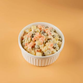 Салат "Олівʼє" з куркою (200г)