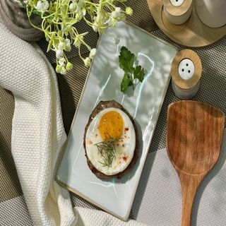 Бифштекс с яйцом.