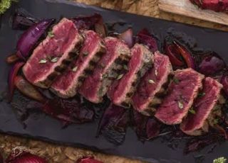 Tagliata con cipolle di tropea caramellate