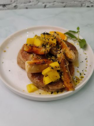 Tortitas De Avena + Plátano + Mango + Pistacho