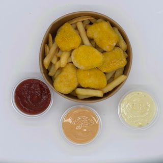 Chicken nuggets z frytkami