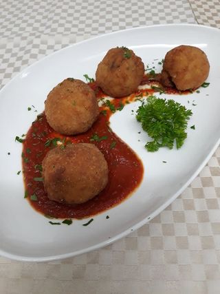 Оризови кюфтенца с моцарела и сушени манатарки 