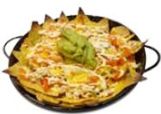 Nachos con queso, guacamole y chili