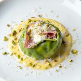 Balanzone verde con granella di pistacchio