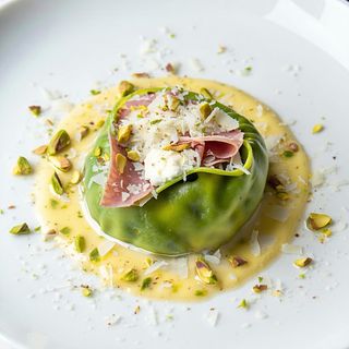 Balanzone verde con granella di pistacchio