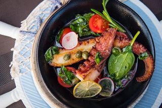 Октопод на плоча със салца Верде (140г)