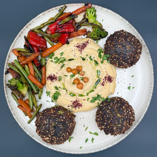 Falafel cu humus și legume caramelizate
