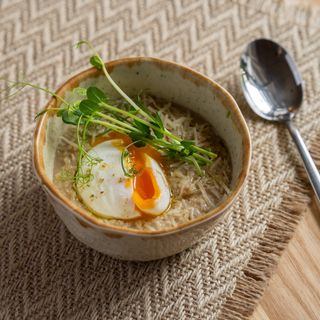 Вівсяна каша на курячому бульйоні з яйцем пашот