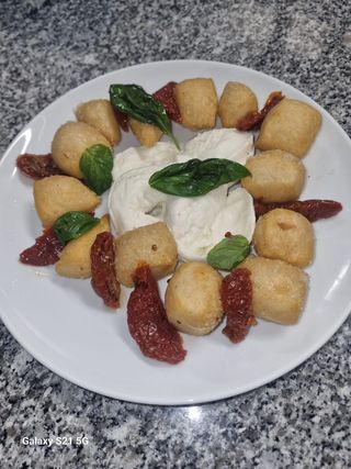 Chiacchere Frito Com Mozzarella De Búfala e Tomate Seco