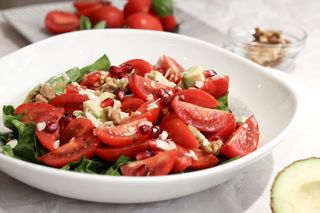 Salată de roșii cherry cu avocado