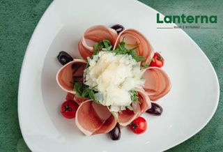 Njeguški pršut sa rukolom i parmesanom