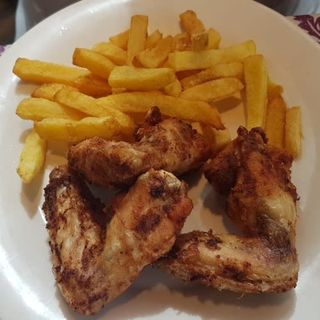 Alitas De Pollo Con Patatas Fritas