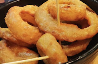 Anelli di cipolla pastellati alla birra