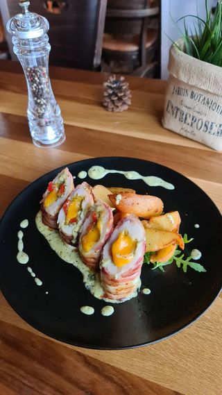 Pileće rolnice sa mladim zapečenim krompirićima