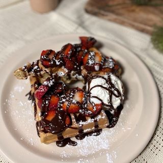 ბელგიური ვაფლი მარწყვით და შოკოლადით