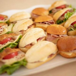 Bandeja de mini bocadillos mixtos (16 ud)