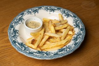 Картопля фрі з соусом